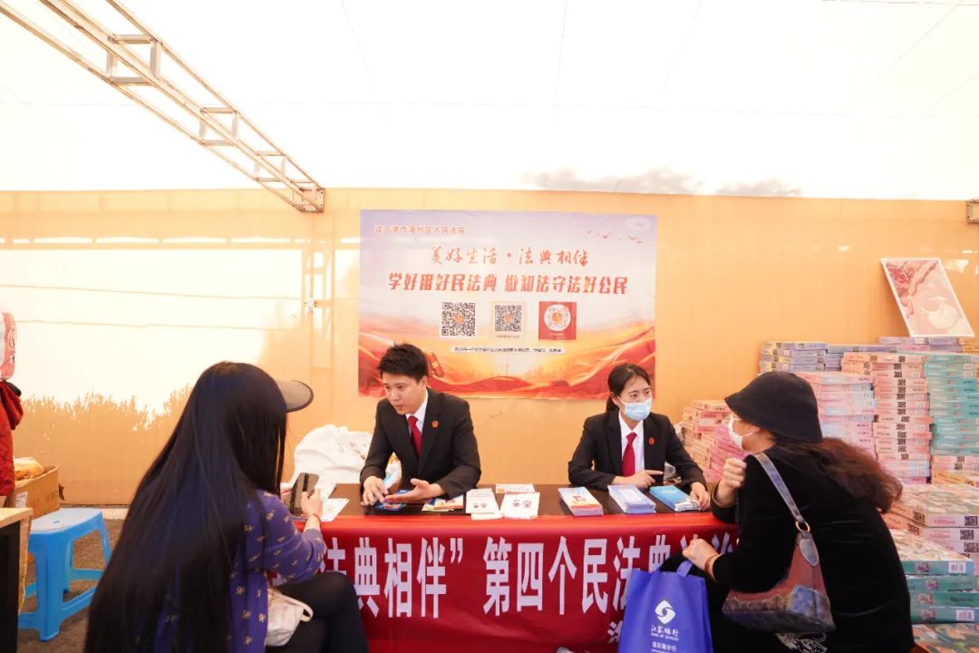 普法宣传走进白虎山庙会 司法服务“零距离”1.jpg
