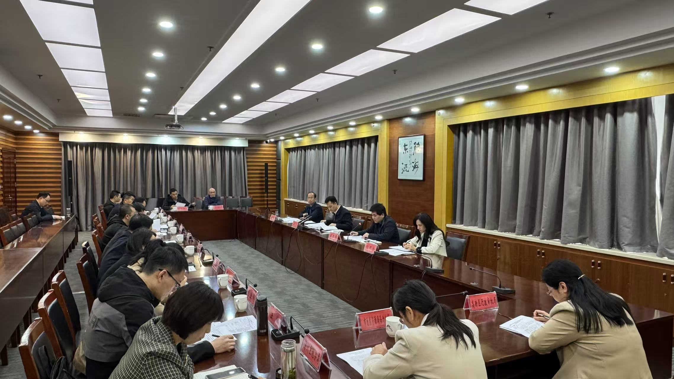 王区长召开营商环境推进会.jpg