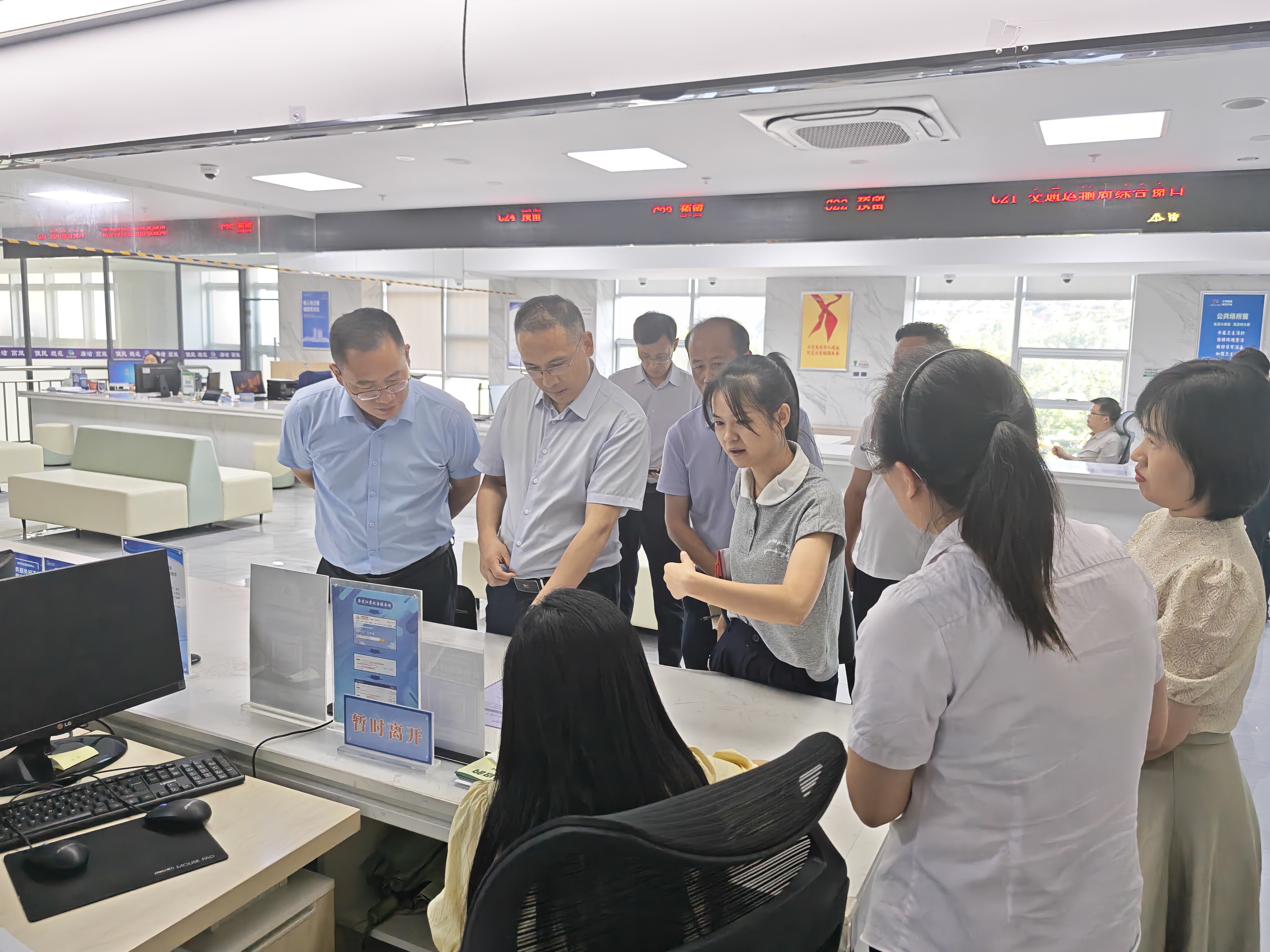 市营商办调研政务服务工作.jpg